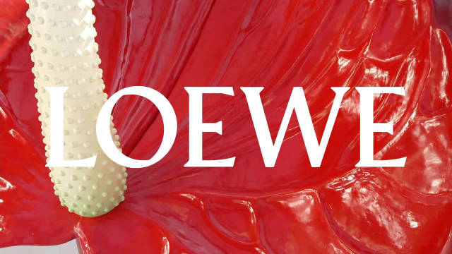 LOEWE发布2023 春夏女装时装秀，把巨型红掌花装置搬进秀场